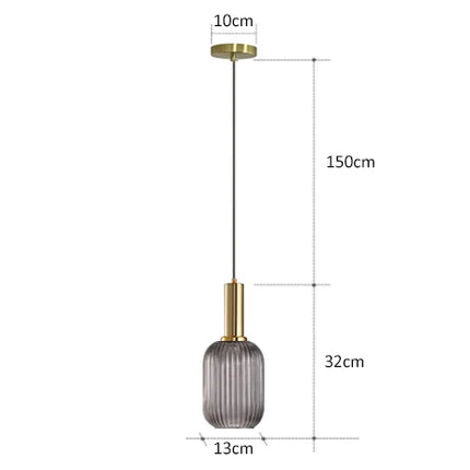 Suspension en verre côtelé au design rétro, élément déco d'un éclairage stylé.