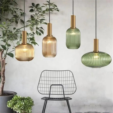 Trois suspensions en verre côtelé de formes et teintes différentes, style rétro.