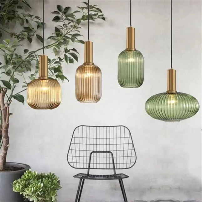 Trois suspensions en verre côtelé de formes et teintes différentes, style rétro.