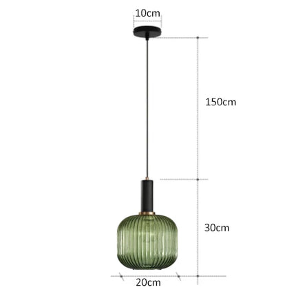 Suspension en verre côtelé vert au-dessus d'un plan de cuisine, ambiance chaleureuse.
