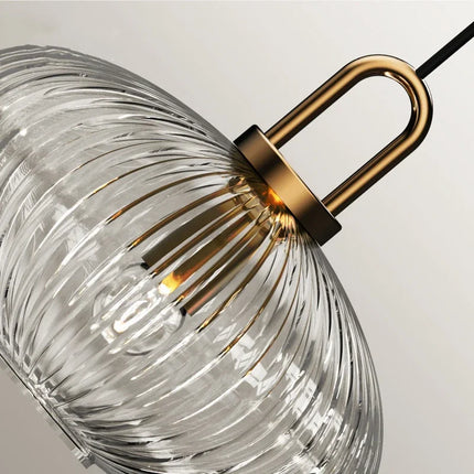 Suspension en verre doré nordique installée au-dessus d'une table de chevet