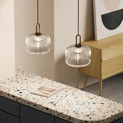 Suspension en verre doré nordique suspendue au-dessus d'un salon scandinave