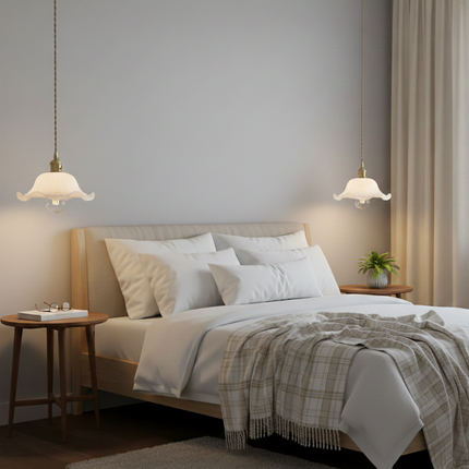 Deux suspensions en verre floral blanc de part et d'autre d'un lit dans une chambre cosy
