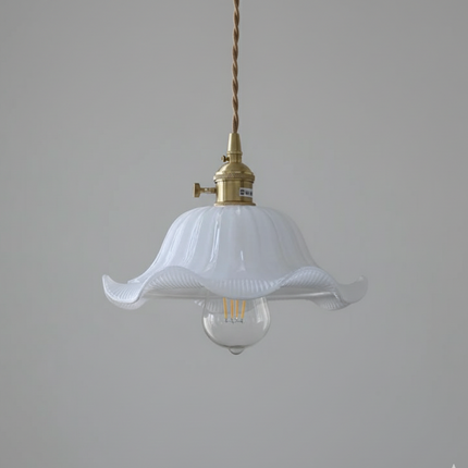Suspension au grand abat-jour floral en verre opale blanc ondulé et douille en laiton doré