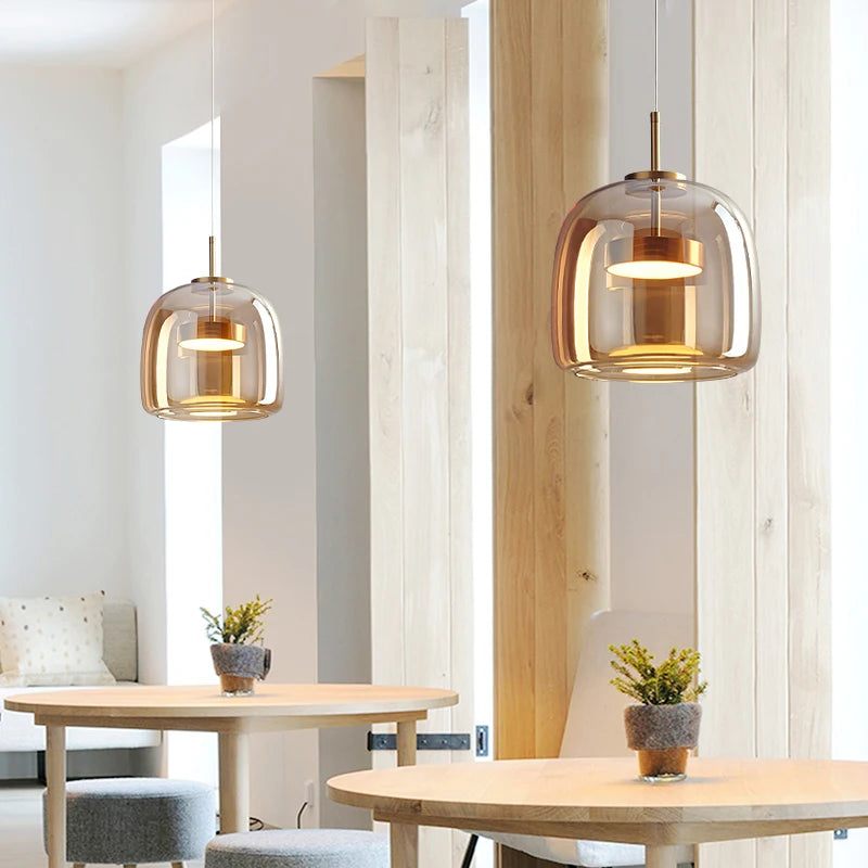 Suspension en verre LED haut de gamme, avec finition en cuivre pour un design moderne et raffiné.