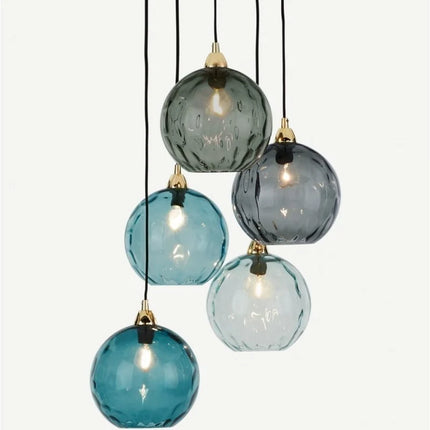 Grappe de cinq globes en verre soufflé martelé aux teintes bleu et turquoise, embouts dorés