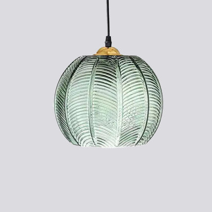Suspension en verre à motif nordique diffusant une lumière LED chaleureuse à l'intérieur.