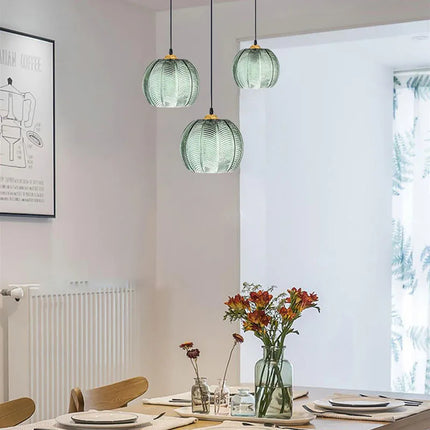 Suspension en verre à motif nordique avec ampoule LED E27 pour un éclairage doux.