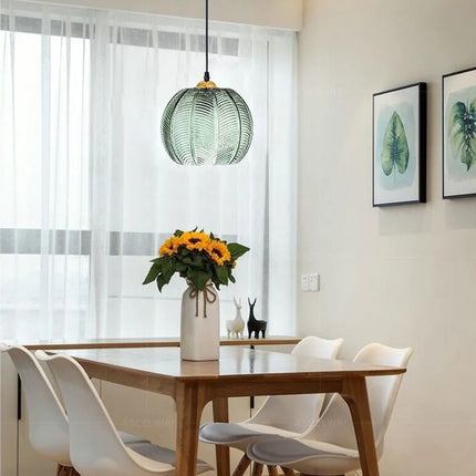 Suspension en verre à motif nordique éclairant un salon avec élégance.