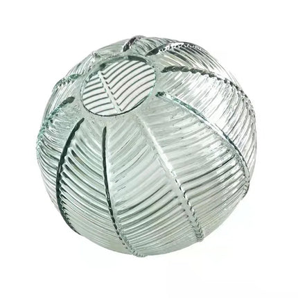 Suspension en verre à motif nordique déclinée en trois diamètres pour tous les espaces.