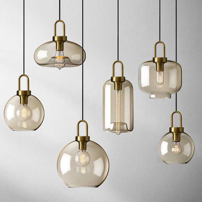 Suspension en verre nordique à crochet doré suspendue dans un salon
