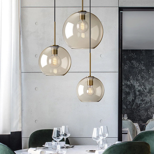 Suspension en verre nordique minimaliste suspendue dans un salon moderne
