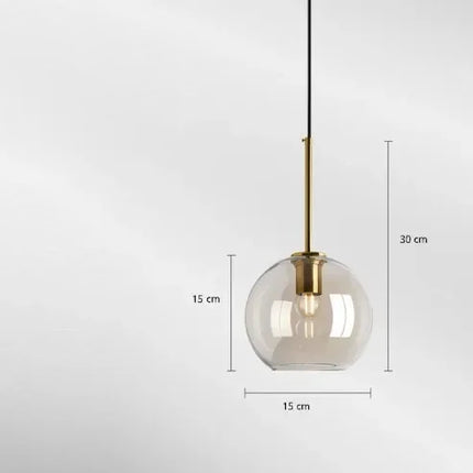 Suspension en verre nordique minimaliste au-dessus d'une table à manger