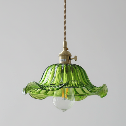 Suspension en verre vert ondulé style floral avec douille en laiton doré et ampoule à filament