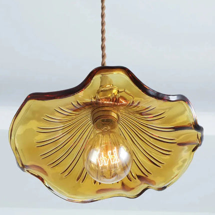 Suspensions en verre ondulé vintage de plusieurs coloris suspendues dans un intérieur lumineux et cosy
