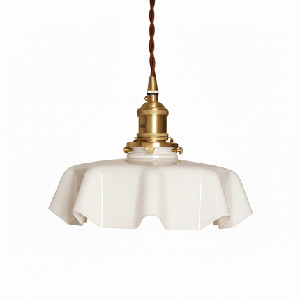 Suspension en verre opalin blanc plissé avec douille en laiton et câble textile brun, sur fond clair