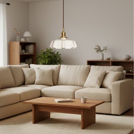 Suspension en verre opalin blanc au-dessus d'une table basse dans un salon scandinave chaleureux