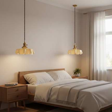 Deux suspensions en verre crème au-dessus d'un lit en bois dans une chambre nordique lumineuse