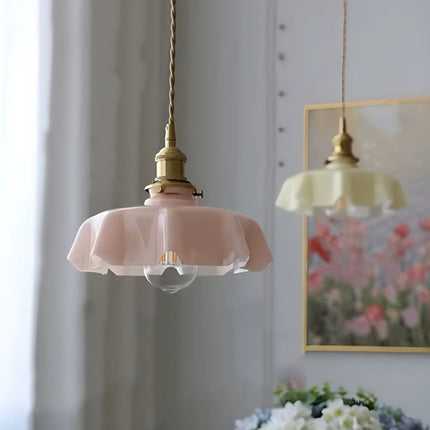 Suspension en verre crème près d'un cadre fleuri, ambiance déco nordique douce et raffinée