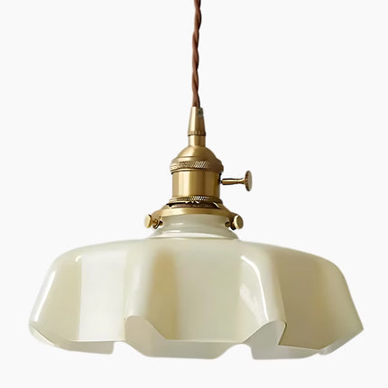 Suspension en verre opalin crème plissé style nordique vintage avec douille en laiton doré
