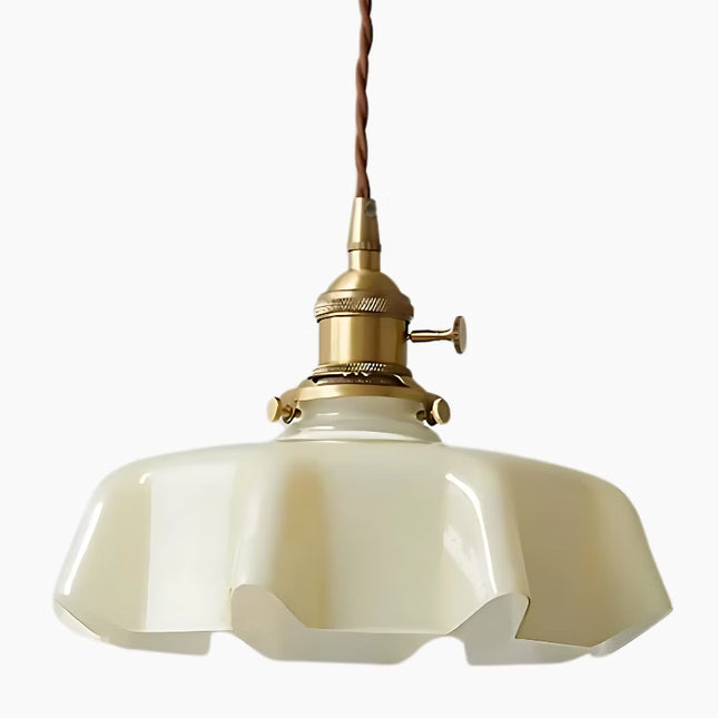 Suspension en verre opalin crème plissé style nordique vintage avec douille en laiton doré