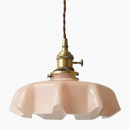 Suspension en verre rose festonné et laiton doré avec câble textile brun, vue packshot sur fond blanc