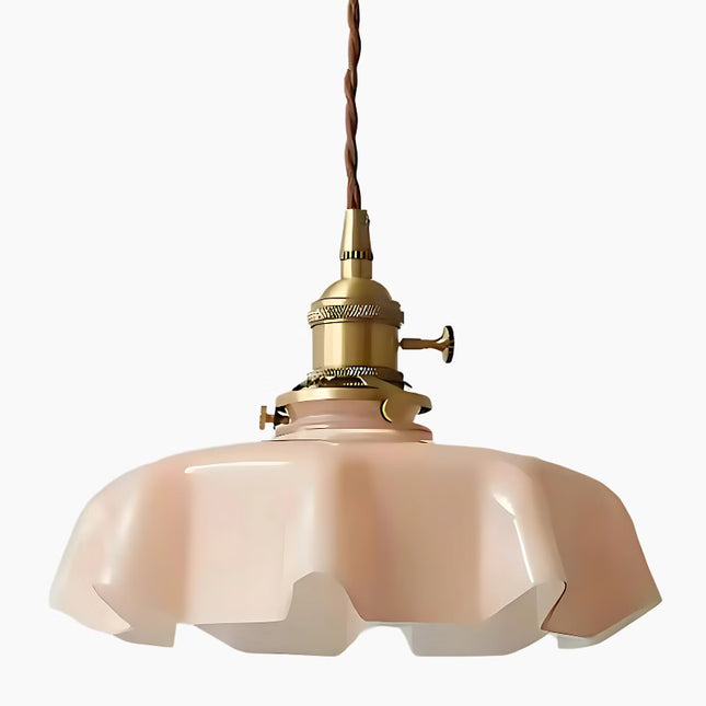 Suspension en verre rose festonné et laiton doré avec câble textile brun, vue packshot sur fond blanc