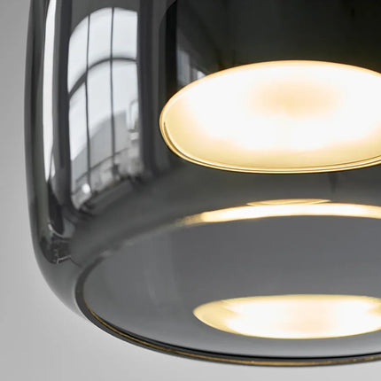 Détail rapproché du verre soufflé gris fumé et de la LED intégrée diffusant sa lumière