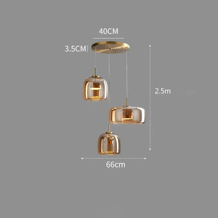 Suspension en verre soufflé et laiton doré au design moderne dans une cuisine ouverte