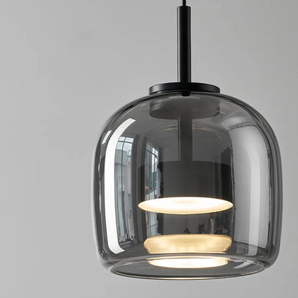 Suspension en verre soufflé apportant une lumière chaleureuse à la pièce
