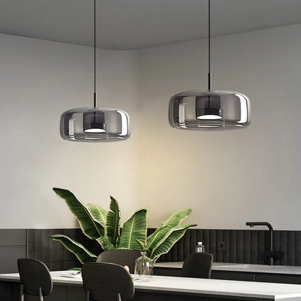 Suspension en verre soufflé au design nordique épuré et à la silhouette galbée