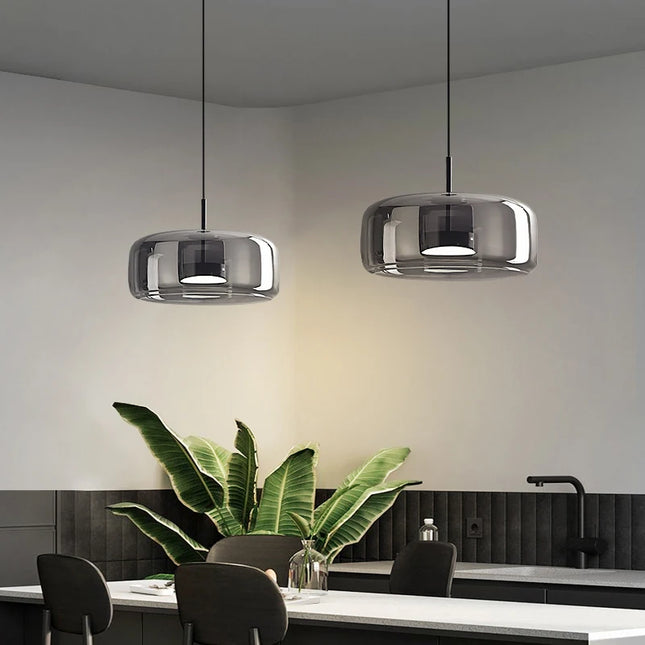 Suspension en verre soufflé au design nordique épuré et à la silhouette galbée