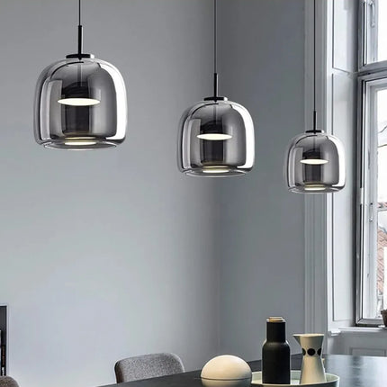 Suspension en verre soufflé installée dans un salon au décor contemporain