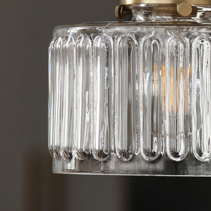 Gros plan sur les cannelures verticales du verre strié de l'abat-jour