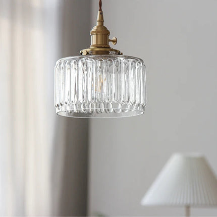 Suspension en verre strié transparent suspendue dans un salon aux tons clairs