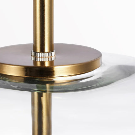Détail du laiton doré brossé et du rebord en verre soufflé transparent de la suspension