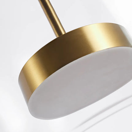 Détail du disque LED intégré en laiton doré de la suspension, source éteinte