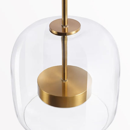 Vue d'angle de la suspension en verre transparent laissant voir le disque LED en laiton doré