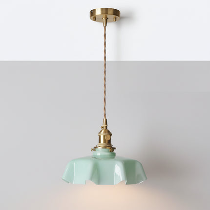 Suspension en verre vert opalin pendue à sa rosace en laiton doré, style nordique vintage