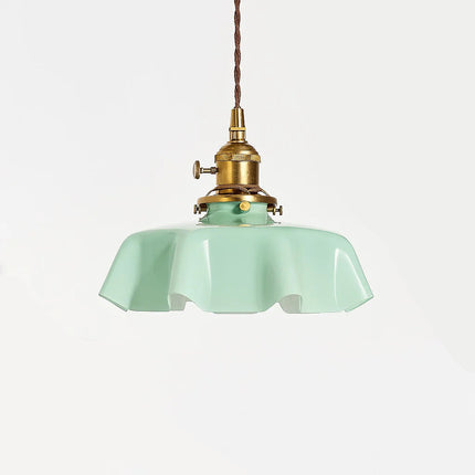 Suspension en verre vert festonné à monture laiton doré et câble textile brun sur fond blanc