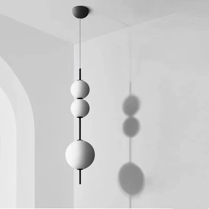 Suspension verticale bulles de verre LED allumée diffusant une lumière douce