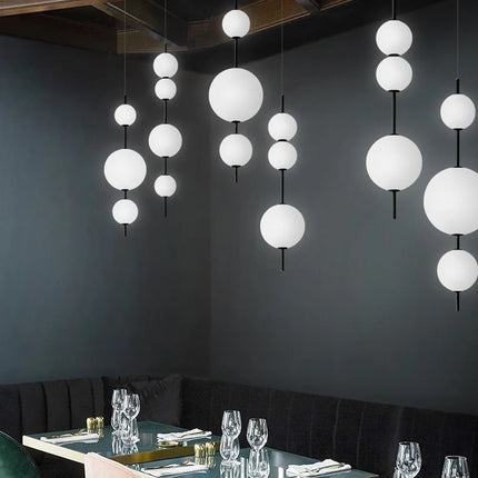 Suspension verticale bulles de verre LED au-dessus d'une entrée