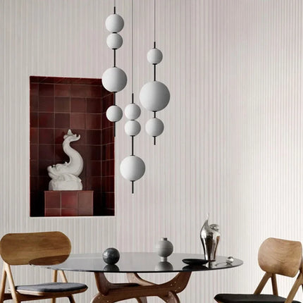 Suspension verticale bulles de verre LED dans un salon à belle hauteur