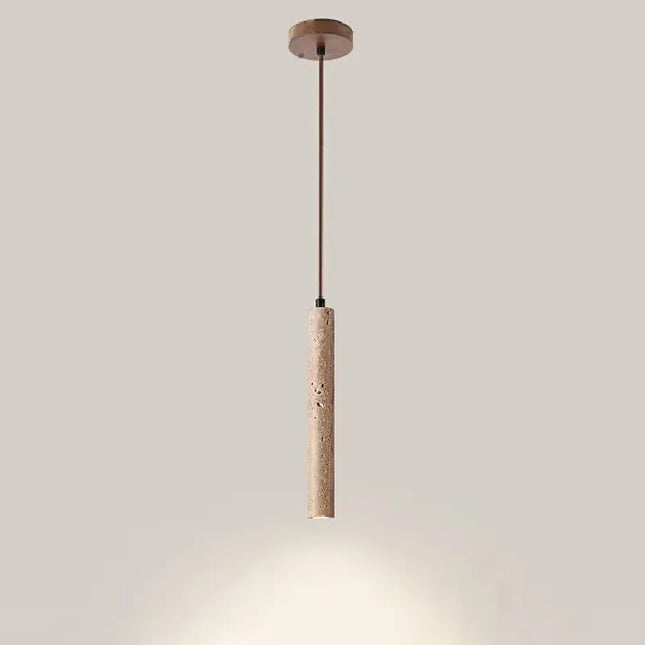 Suspension verticale en pierre naturelle allumée au-dessus d'une table