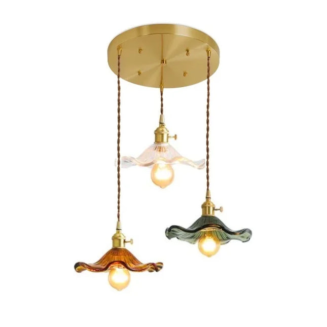Suspension vintage en verre floral transparent et laiton doré avec câble textile près d'une plante