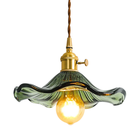 Suspension vintage en verre vert ondulé et laiton doré allumée sur fond blanc