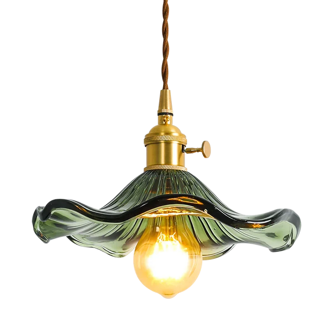 Suspension vintage en verre vert ondulé et laiton doré allumée sur fond blanc