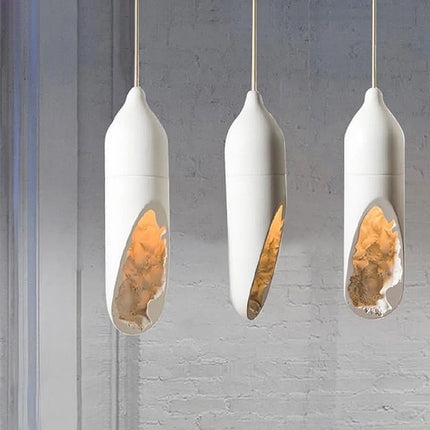 Suspension artistique blanche Wabi-Sabi dans un intérieur épuré