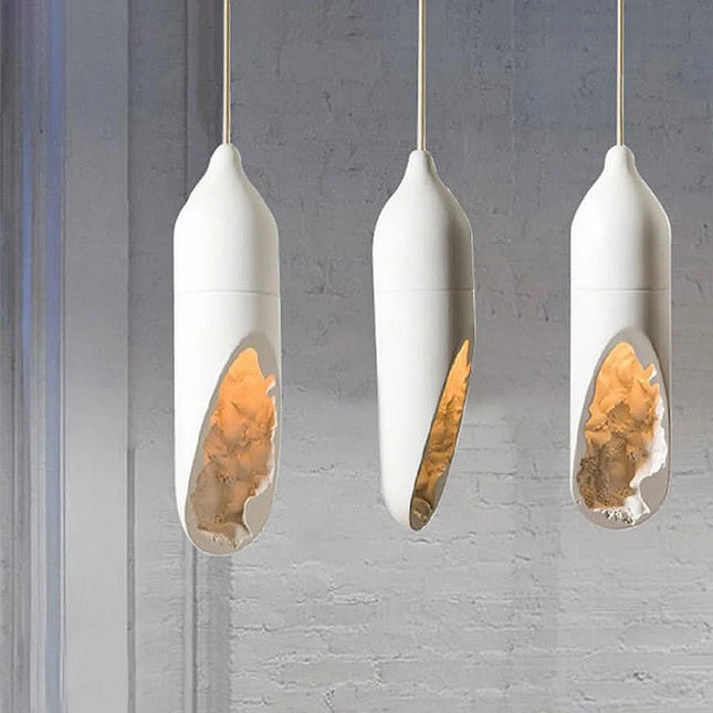 Suspension artistique blanche Wabi-Sabi dans un intérieur épuré