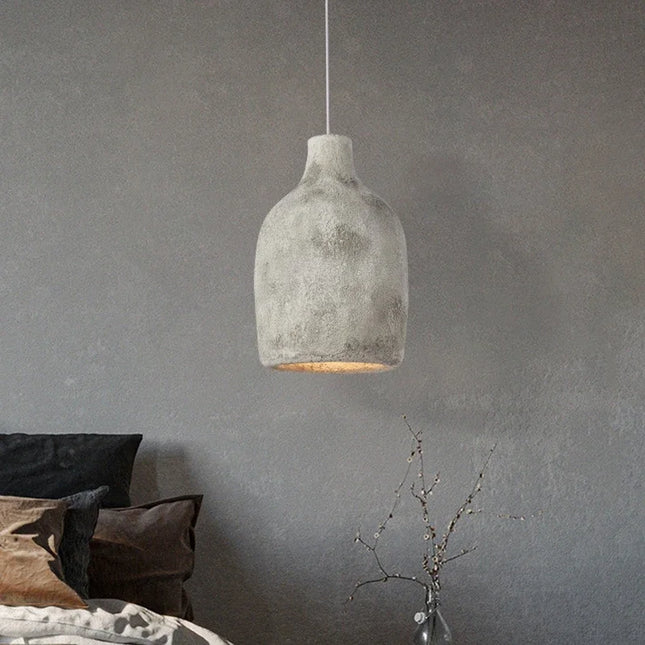 Suspension Wabi-Sabi vintage en résine grise pour un intérieur moderne et naturel.